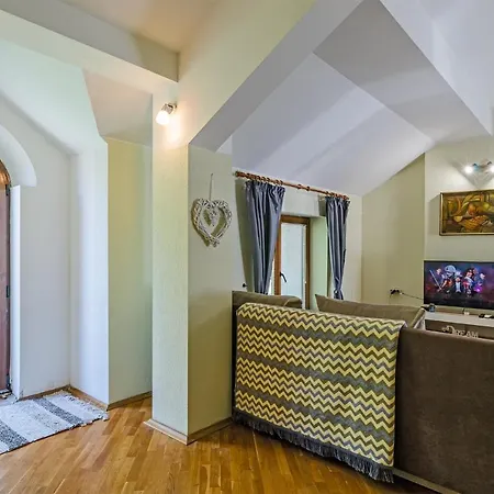 Vintage House 3 فارنا